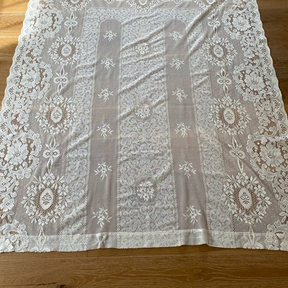 Elegant Lace Curtain or Tablecloth - Picture 6 of 7